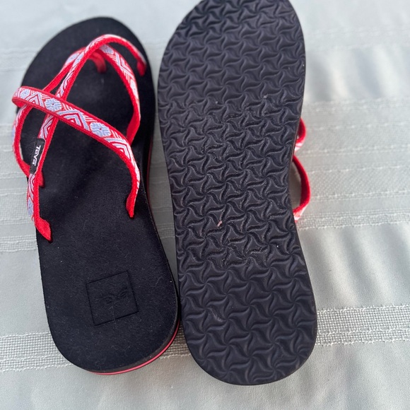 Teva Red and White Patterned Strappy Flip Flops size 11 - Picture 4 of 5